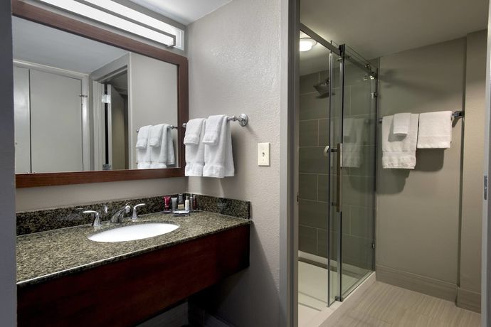 Imagen de la habitación del Hotel Albany Marriott. Foto 16