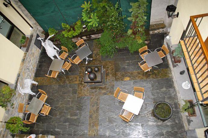 Imagen de los interiores del Hotel Albares. Foto 7