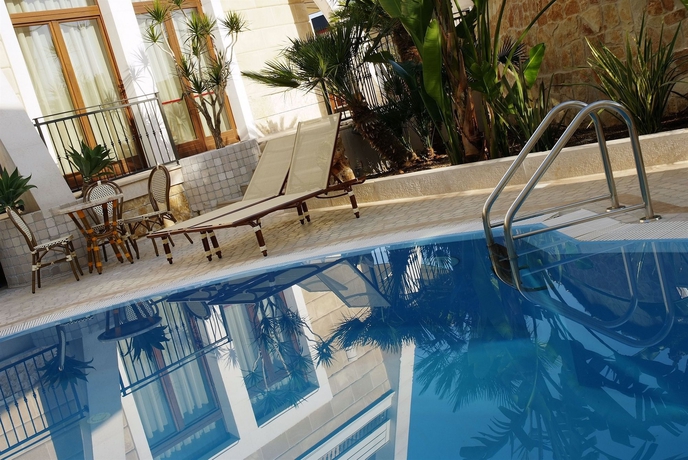 Imagen de la piscina del Hotel Albatres Palace. Foto 5