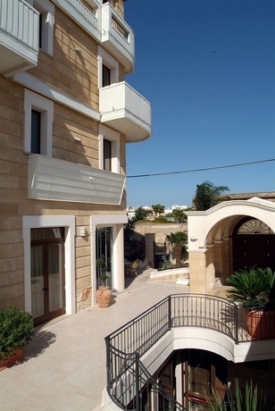 Imagen de los exteriores del Hotel Albatres Palace. Foto 3