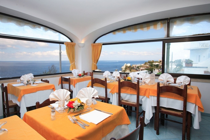 Imagen del bar/restaurante del Hotel Albatros, Cuotto. Foto 3