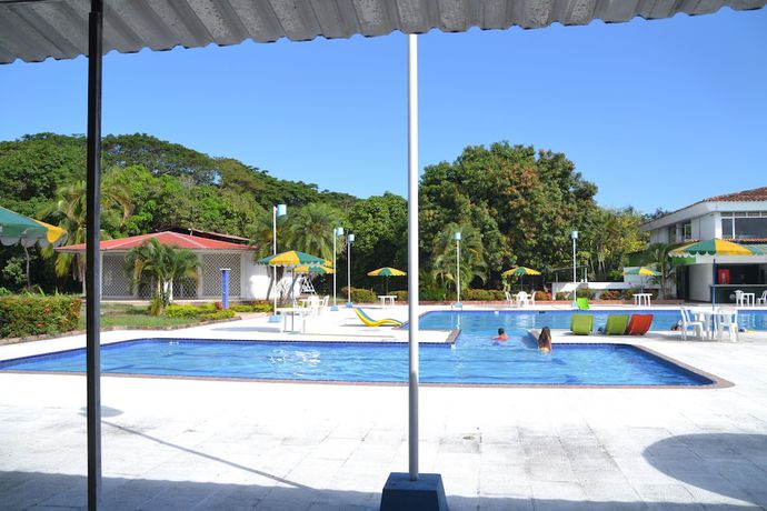 Imagen de la piscina del Hotel Albatros, Espinal. Foto 18