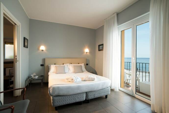Imagen de la habitación del Hotel Albatros Varigotti. Foto 16