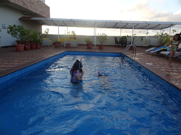 Imagen de la piscina del Hotel Albatross. Foto 16