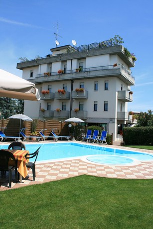 Imagen de la piscina del Hotel Albergo Al Cacciatore. Foto 19