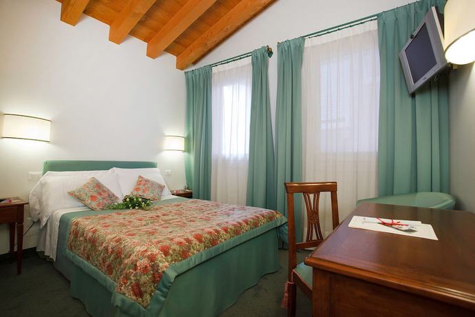 Imagen de la habitación del Hotel Albergo Al Moretto, Castelfranco Veneto. Foto 16