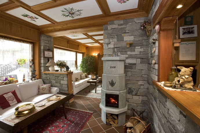 Imagen de los interiores del Hotel Albergo Alpenrose Skiandbike Mountain. Foto 13