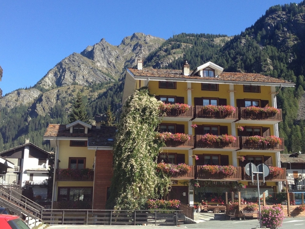 Imagen general del Hotel Albergo Alpenrose Skiandbike Mountain. Foto 3