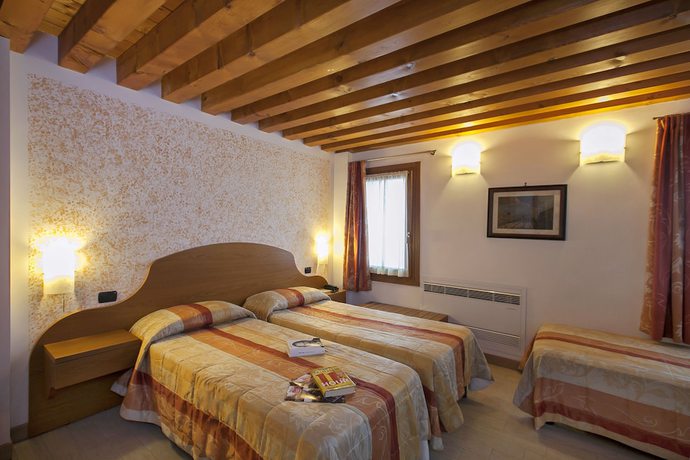 Imagen de la habitación del Hotel Albergo Antica Corte Marchesini. Foto 17