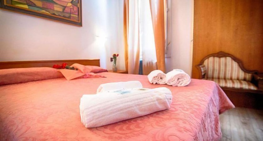 Imagen de la habitación del Hotel Albergo Antico Capon. Foto 10