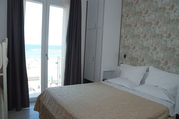 Imagen de la habitación del Hotel Albergo Aquila, Rimini. Foto 2