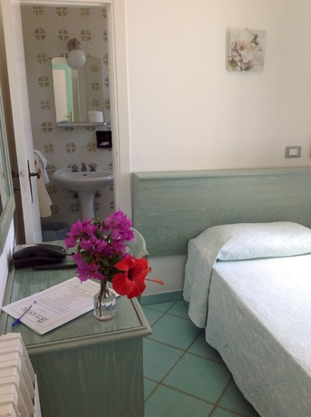 Imagen de la habitación del Hotel Albergo Atlantic Ischia. Foto 11