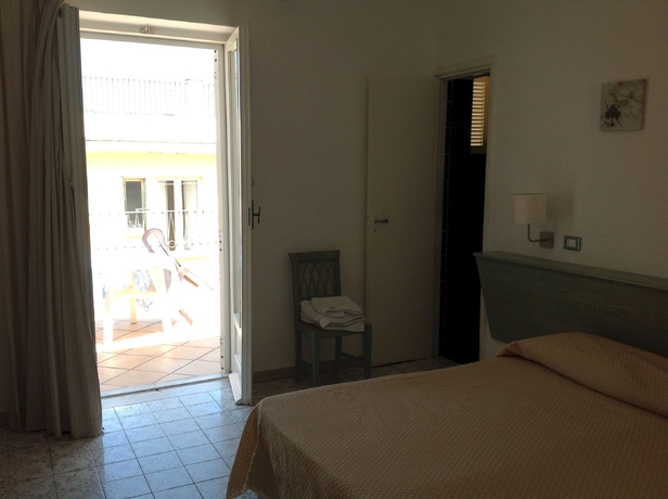 Imagen de la habitación del Hotel Albergo Atlantic Ischia. Foto 14
