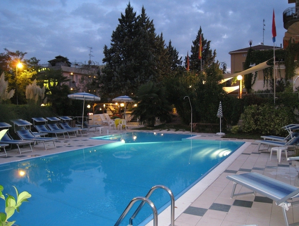 Imagen de la piscina del Hotel Albergo Boomerang. Foto 18