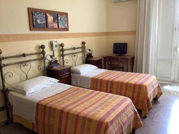 Imagen de la habitación del Hotel Albergo Cavour. Foto 7