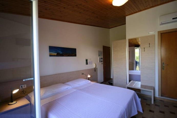 Imagen de la habitación del Hotel Albergo Centopini. Foto 11