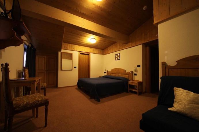 Imagen de la habitación del Hotel Albergo Centrale Forni. Foto 3