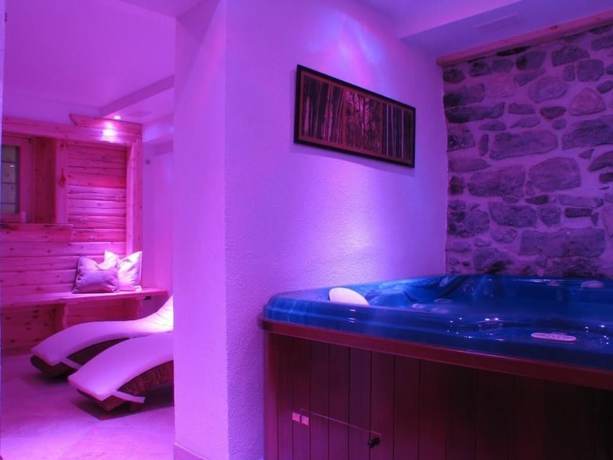 Imagen de la piscina del Hotel Albergo Centrale Forni. Foto 19