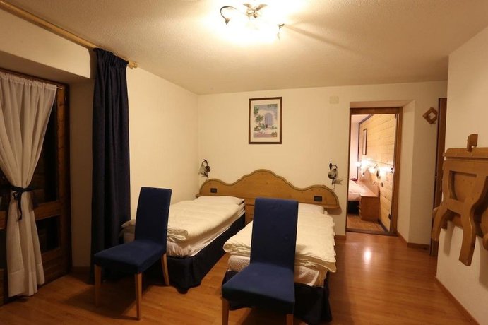 Imagen de la habitación del Hotel Albergo Centrale Forni. Foto 9