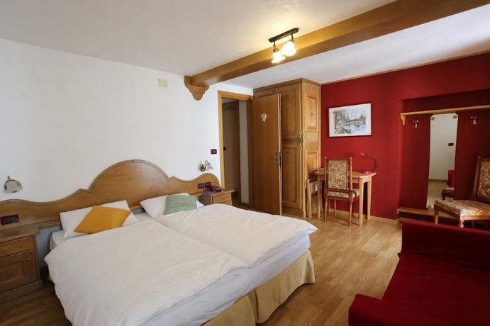 Imagen de la habitación del Hotel Albergo Centrale Forni. Foto 13