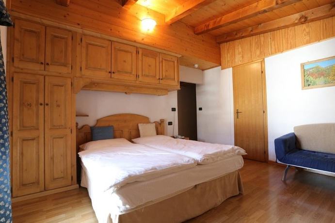 Imagen de la habitación del Hotel Albergo Centrale Forni. Foto 14