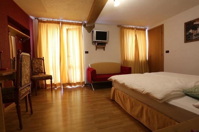 Imagen de la habitación del Hotel Albergo Centrale Forni. Foto 15
