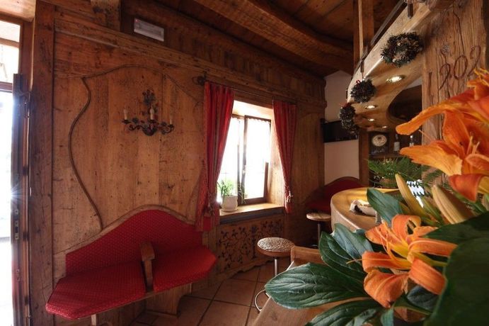 Imagen de los interiores del Hotel Albergo Centrale Forni. Foto 18