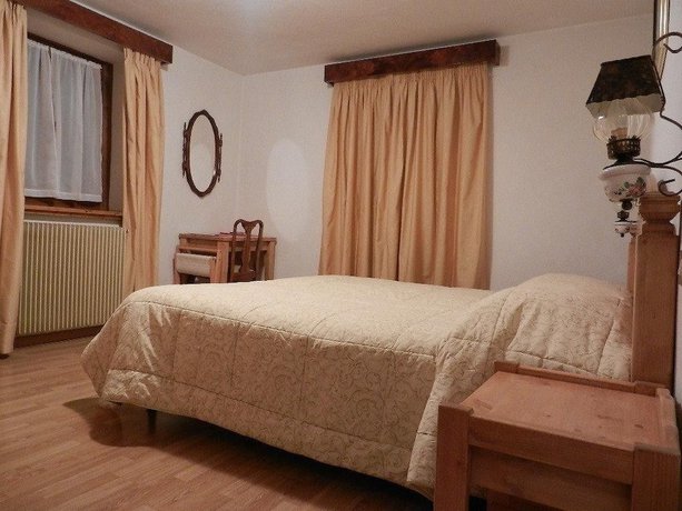 Imagen de la habitación del Hotel Albergo Centrale Forni. Foto 16