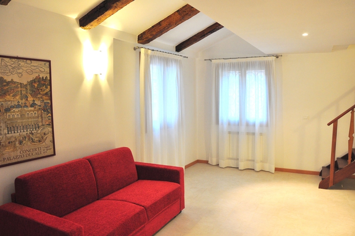 Imagen de los interiores del Hotel Albergo Commercio E Pellegrino. Foto 10