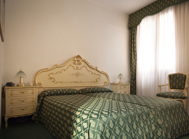 Imagen de la habitación del Hotel Albergo Commercio E Pellegrino. Foto 4