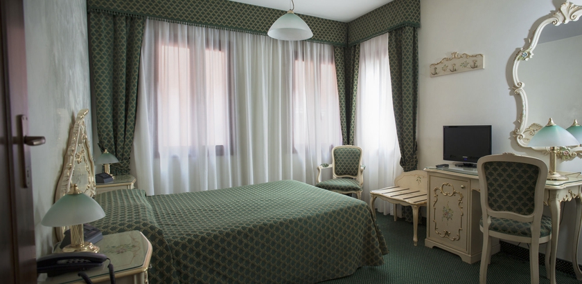 Imagen de la habitación del Hotel Albergo Commercio E Pellegrino. Foto 7