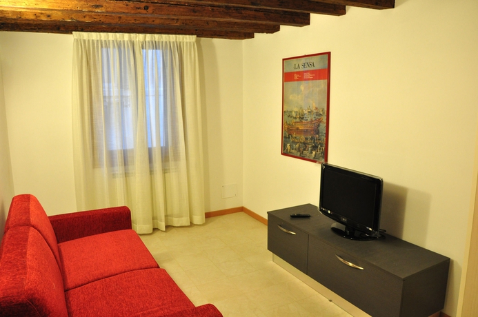 Imagen de los interiores del Hotel Albergo Commercio E Pellegrino. Foto 11