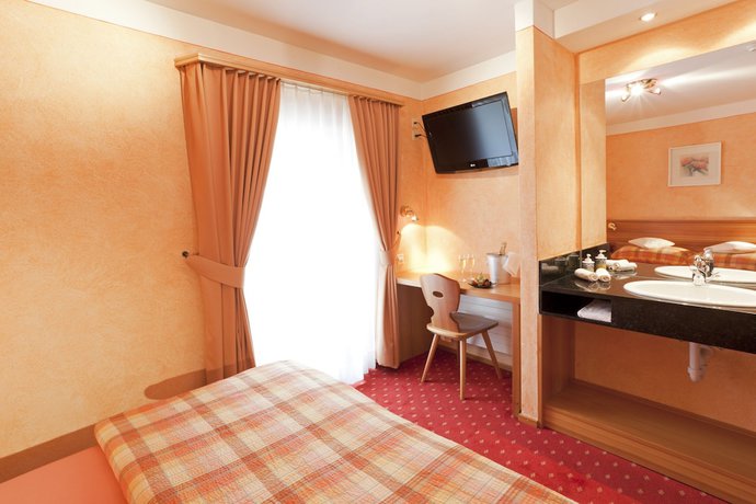 Imagen de la habitación del Hotel Albergo Croce Bianca. Foto 13