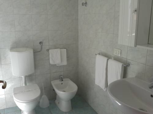 Imagen de la habitación del Hotel Albergo Dei 10 Colori. Foto 13