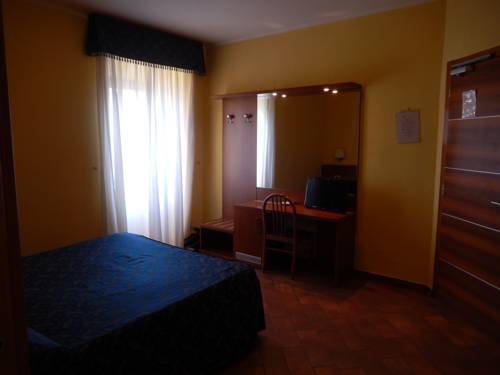 Imagen de la habitación del Hotel Albergo Dei Leoni. Foto 2