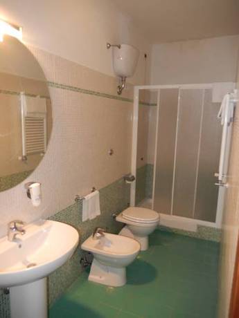 Imagen de la habitación del Hotel Albergo Dei Leoni. Foto 3