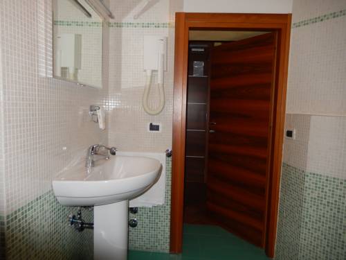 Imagen de la habitación del Hotel Albergo Dei Leoni. Foto 7