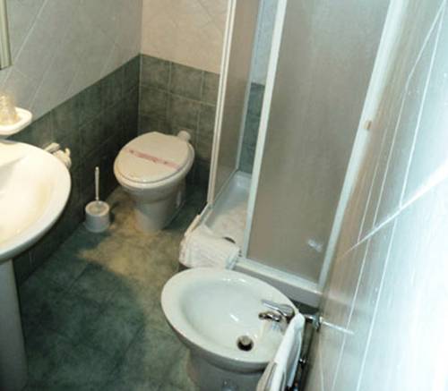 Imagen de la habitación del Hotel Albergo Dei Leoni. Foto 16