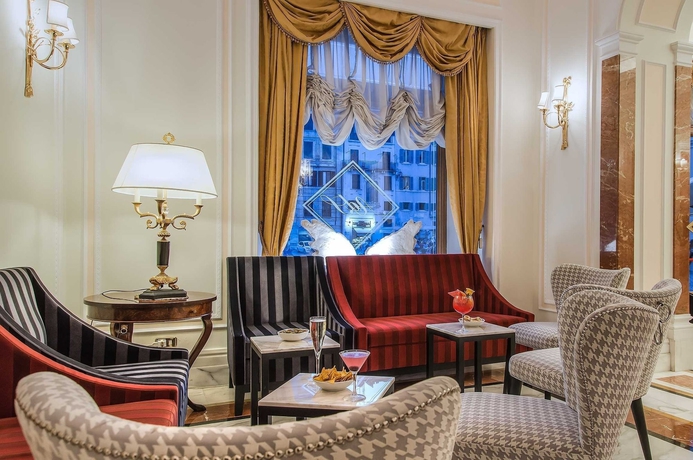 Imagen de los interiores del Hotel Albergo Del Senato. Foto 16