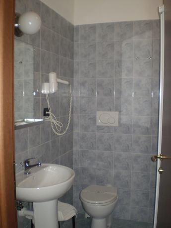 Imagen de la habitación del Hotel Albergo Della Posta, Génova. Foto 8