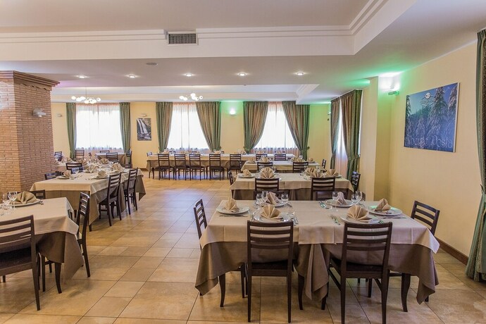 Imagen del bar/restaurante del Hotel Albergo Della Posta, Villaggio Mancuso. Foto 22