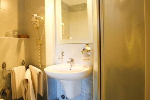 Imagen de la habitación del Hotel Albergo Garisenda. Foto 13