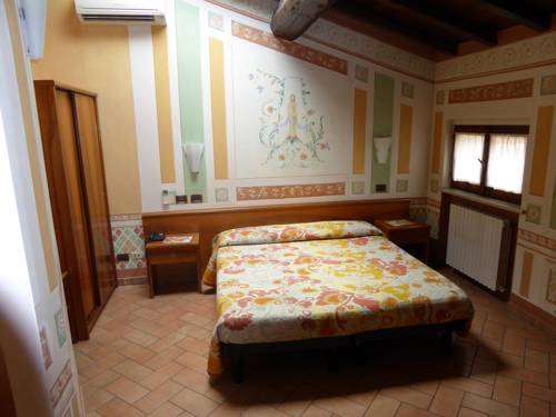 Imagen de la habitación del Hotel Albergo Giulia Gonzaga. Foto 16