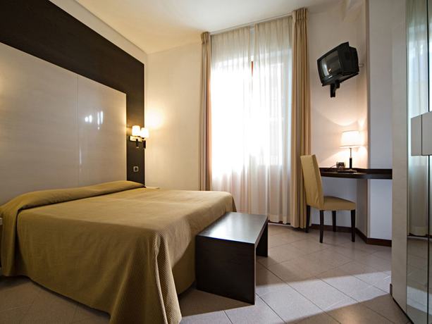 Imagen de la habitación del Hotel Albergo La Marina. Foto 6