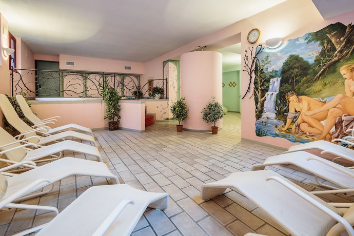 Imagen de la piscina del Hotel Albergo La Montanina. Foto 20