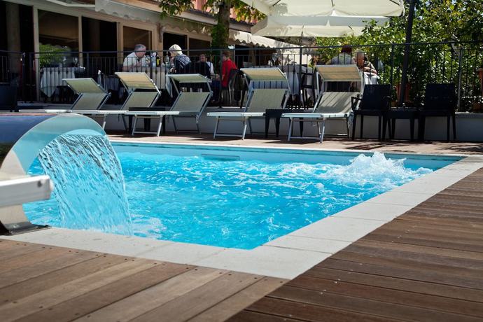 Imagen de la piscina del Hotel Albergo La Palomba. Foto 16
