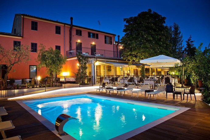 Imagen de la piscina del Hotel Albergo La Palomba. Foto 17