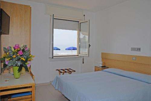 Imagen de la habitación del Hotel Albergo La Sirenella. Foto 8