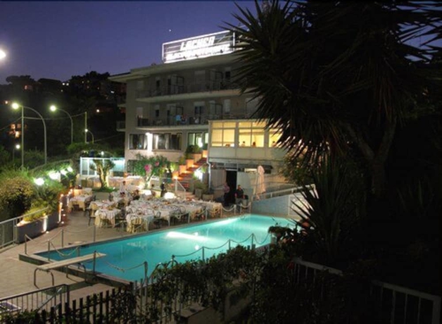 Imagen de la piscina del Hotel Albergo Lachea. Foto 17