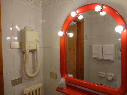 Imagen de la habitación del Hotel Albergo Le Marmotte. Foto 3